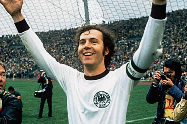  足坛历史十大后卫有哪些？