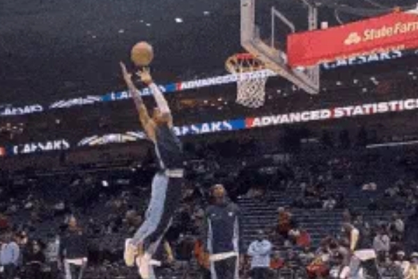  莫兰特赛前空翻秀技自抛自扣点燃球迷热情