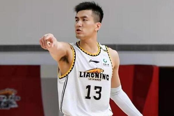  郭艾伦年薪多少人民币？