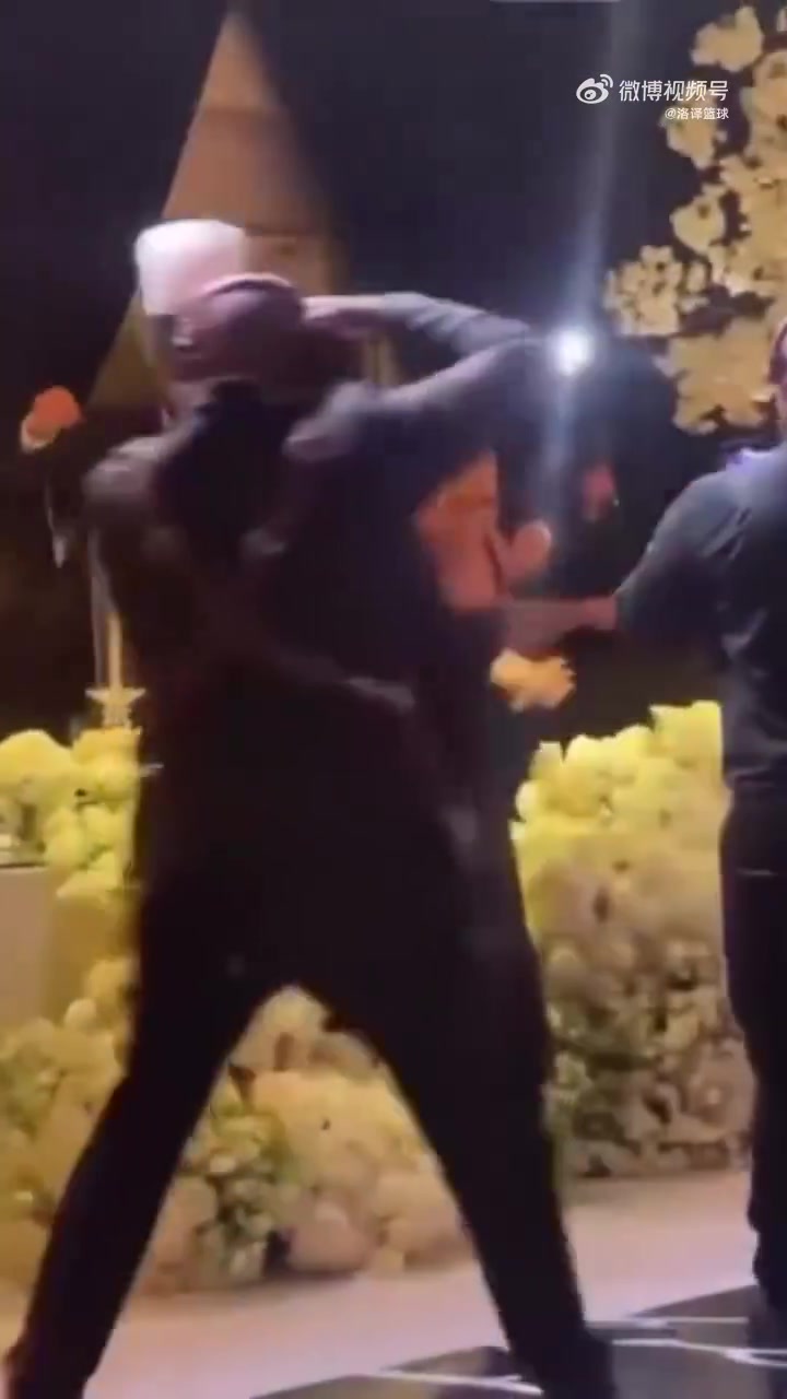  塔图姆的脚伤看来恢复得很不错啊在比尔的婚礼上都可以跳舞了