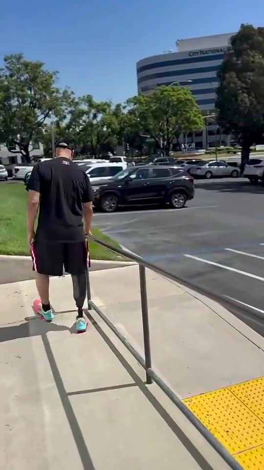  是位优秀的父亲此前因糖尿病截肢的球爹首次尝试用假肢走路