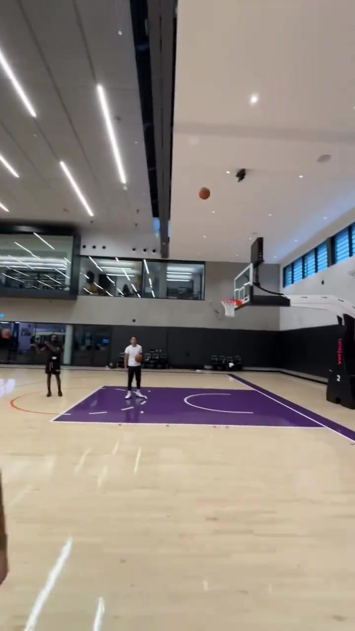  再见已是对手狄龙和杰伦-格林在太阳训练馆内练习三分投篮