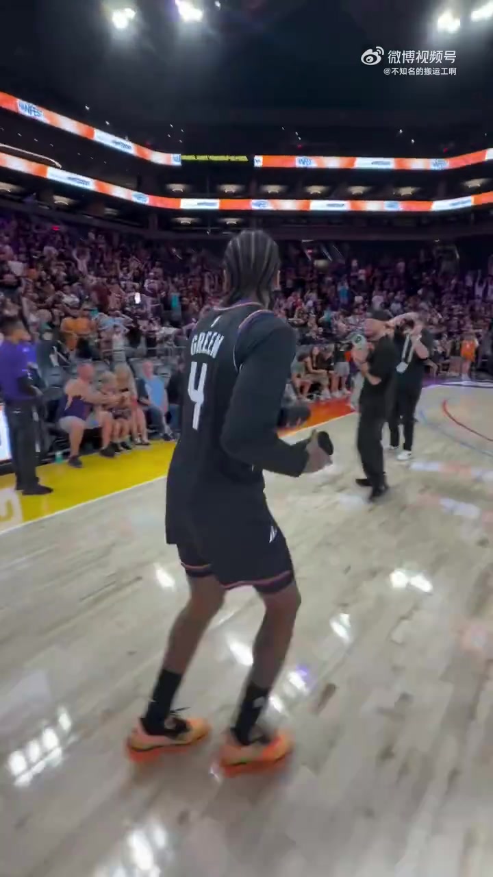  杰伦-格林首次穿上太阳球衣参加球迷活动