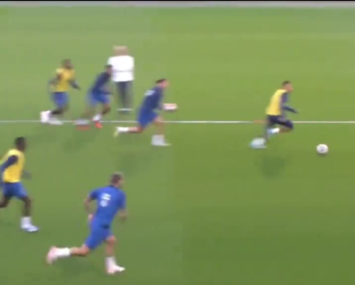  法国队流畅配合姆总表示这饼吃得真舒服