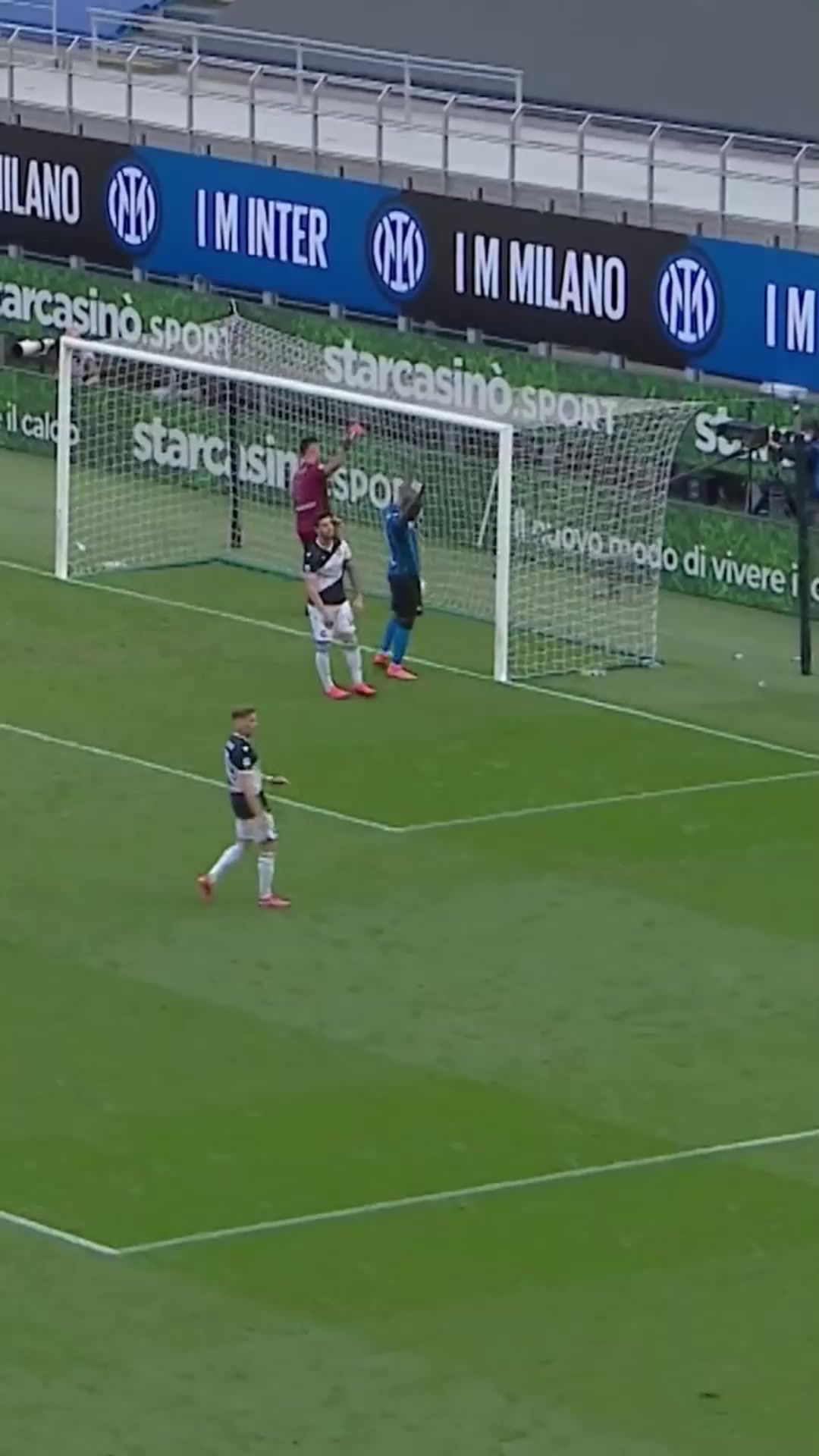  名场面卢卡库人在门前站进球天上来